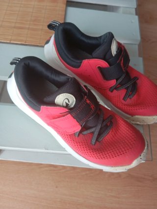 Zapatillas deportivas rojas y negras