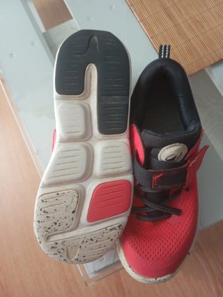 Zapatillas deportivas rojas y negras