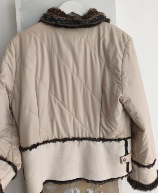 Chaqueta mujer beige con detalles marrones