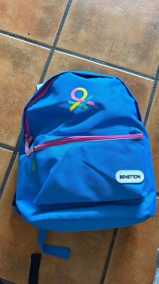 Mochila Benetton azul con logo
