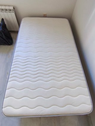 Cama de 105 cm con gran colchón y somier reforzado
