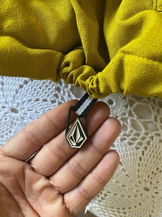 Chaqueta esquí Volcom gris y amarilla