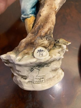 Figura Capodimonte niño con perro porcelana