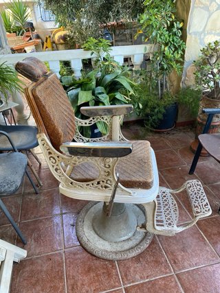 Sillón antiguo barbero madera y metal.