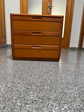 Cómoda y mesita de noche de madera