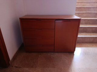 Cómoda y mesita de noche de madera