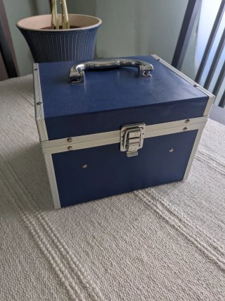 Caja joyero azul con detalles plateados