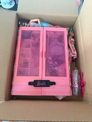 Armario Barbie con Ropa y Accesorios