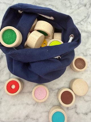 Bolas sensoriales de madera con texturas