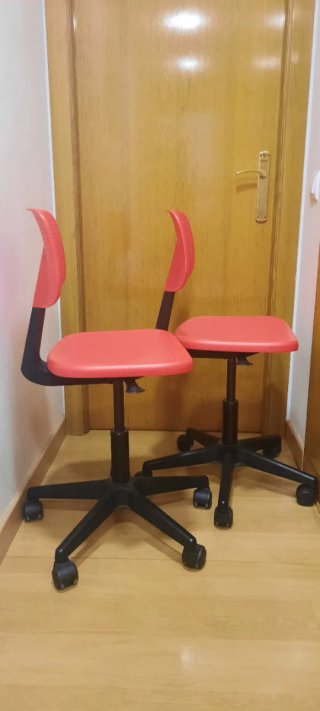 2 Sillas de Escritorio Rojas