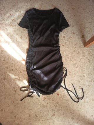 Vestido negro fruncido con cordones