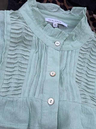 Blusa Scalpers verde con volantes