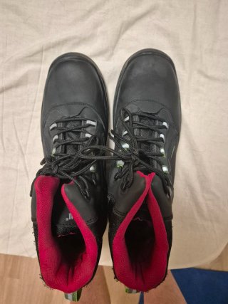 Botas de trabajo negras y rojas.