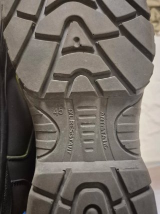 Botas de trabajo negras y rojas.