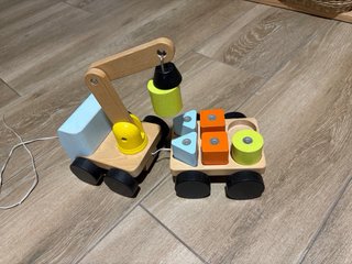 Camión grúa de madera con bloques