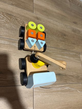 Camión grúa de madera con bloques