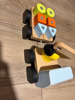 Camión grúa de madera con bloques