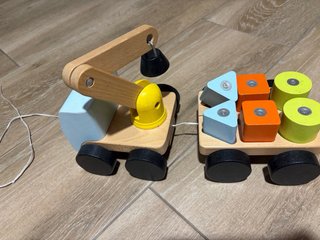 Camión grúa de madera con bloques
