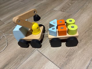 Camión grúa de madera con bloques