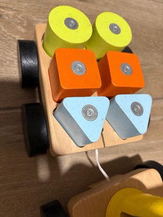 Camión grúa de madera con bloques