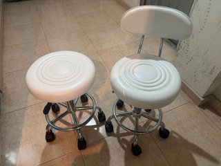 Sillas de oficina blancas con ruedas
