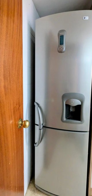 Nevera LG plateada con dispensador