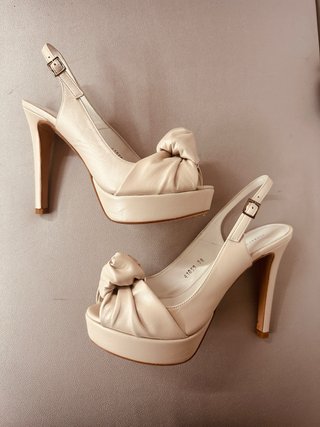 Zapatos destalonados beige Talla 38 Tacon de 12