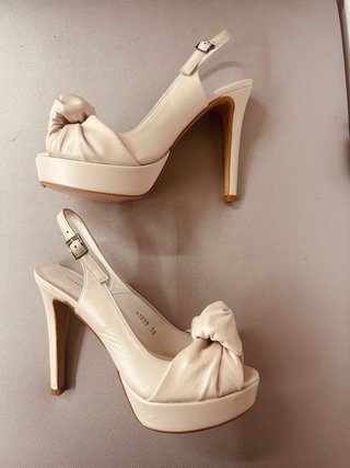 Zapatos destalonados beige Talla 38 Tacon de 12