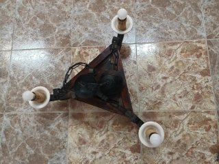 Lámpara antigua de madera y metal
