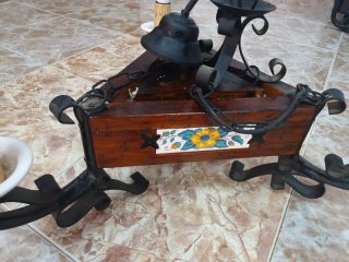 Lámpara antigua de madera y metal