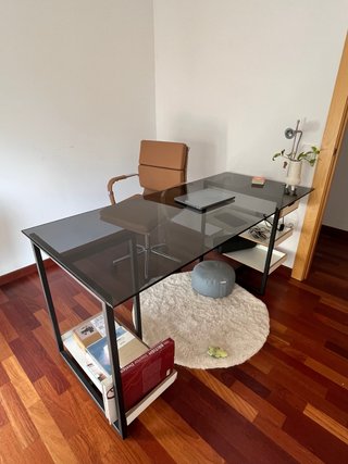Mesa de despacho de cristal y metal