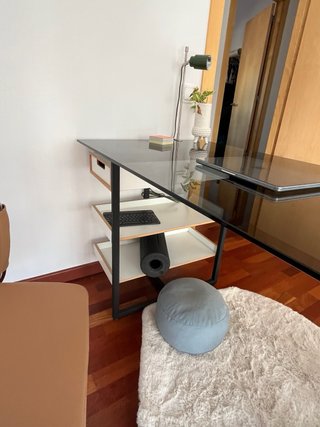 Mesa de despacho de cristal y metal