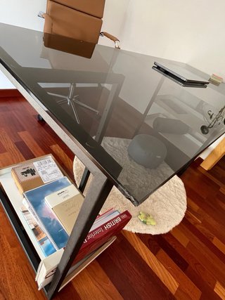 Mesa de despacho de cristal y metal