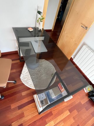 Mesa de despacho de cristal y metal