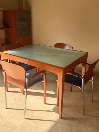 Conjunto mesa y 4 sillas madera y azul