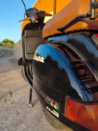 Vespa PX200E Iris Negra