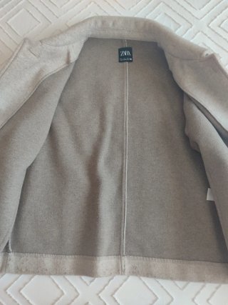 Chaqueta Zara Beige Talla S, tipo paño.