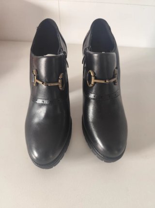 -Botines negros con hebilla dorado viejo