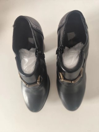 -Botines negros con hebilla dorado viejo