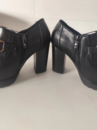 -Botines negros con hebilla dorado viejo
