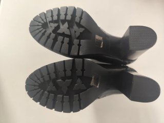 -Botines negros con hebilla dorado viejo