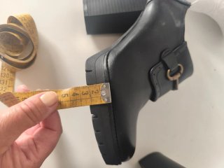 -Botines negros con hebilla dorado viejo