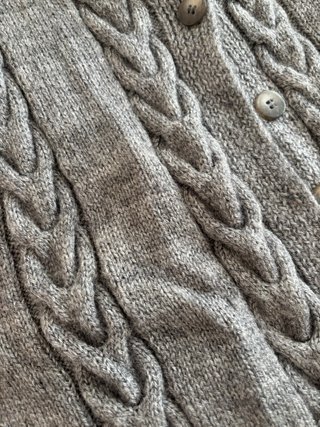 Chaleco de lana gris tejido a mano
