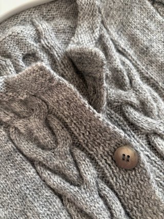 Chaleco de lana gris tejido a mano