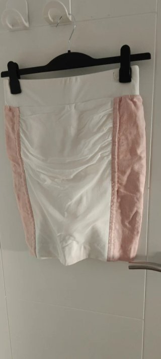 Falda blanca y rosa con fruncido