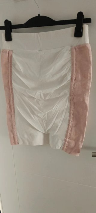 Falda blanca y rosa con fruncido