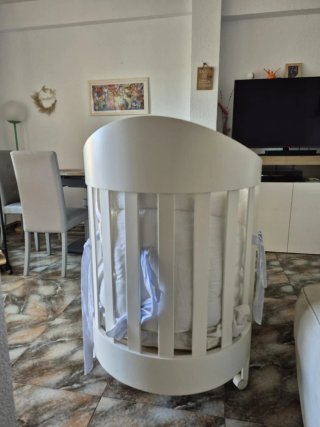 Cuna de bebé blanca Italiana.