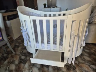Cuna de bebé blanca Italiana.