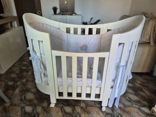 Cuna de bebé blanca Italiana.