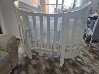 Cuna de bebé blanca Italiana.